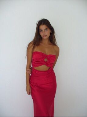 Wine red strapless cutout gown 🍷♥️💃